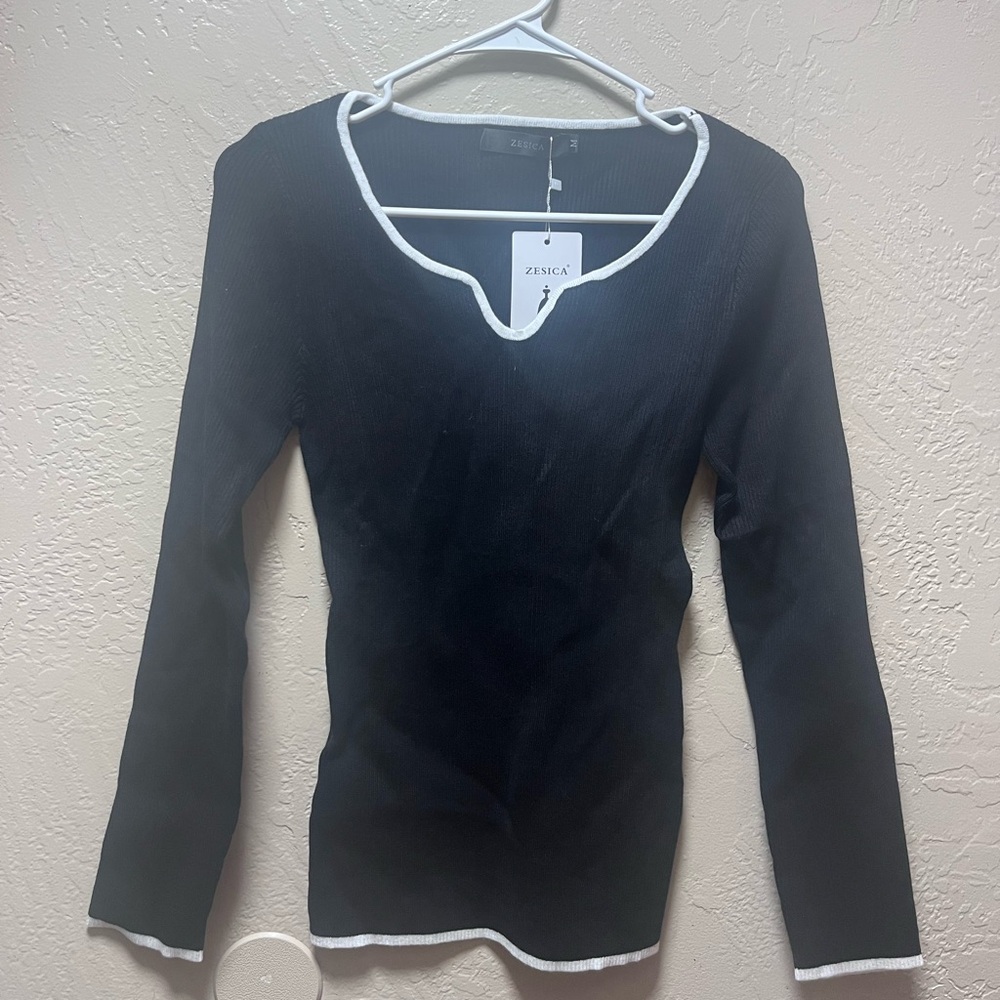 Zesica - Black and White Fitted Long Sleeve Sweater - Picture 2 of 4